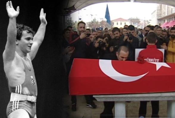 Συντετριμμένος ο Βαλέριος Λεωνίδης στην κηδεία του Σουλεϊμάνογλου - Φίλησε το φέρετρο και οι Τούρκοι τον αποθεώνουν - Φωτογραφία 1
