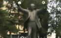 Φωτο: Κρέμασαν χαρτιά υγείας στο άγαλμα του Ανδρέα Παπανδρέου στην Καλαμαριά - Φωτογραφία 2