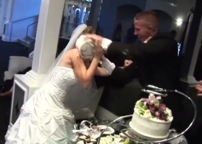 Ξέφυγε η πλάκα μεταξύ νύφης και γαμπρού – Χάλασε το γλέντι [video] - Φωτογραφία 1