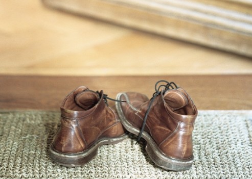 Τρεις βασικοί λόγοι για να μην φοράτε παπούτσια μέσα στο σπίτι - Φωτογραφία 1