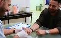 Ο Κουμιώτης Ηλίας Βρεττός κάνει τεστ για τον HIV μπροστά στη camera (ΒΙΝΤΕΟ)