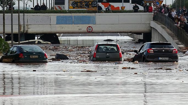Τέσσερις συλλήψεις για πλιάτσικο μετά τις πλημμύρες σε Μάνδρα και Ελευσίνα - Φωτογραφία 1