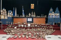 Η ΕΛ.ΑΣ ψάχνει χώρο για να... απλώσει το θησαυρό των κλοπιμαίων της «Μαφίας των Ρομά» προκειμένου τα θύματα να αναγνωρίσουν τα αντικείμενα που τους «άρπαξαν»