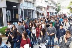 ΤΩΡΑ: “1-2-3 βάλτε λεωφορεία” το σύνθημα των μαθητών στο Άργος