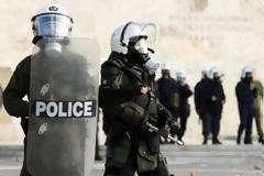 ΜΑΤ: Από τα σκαρπίνια και τα γαλάζια πουκάμισα στη στολή ρόμποκοπ