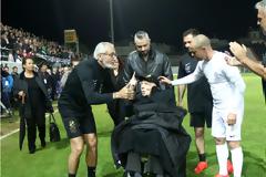 “Δεν θα σε ξεχάσουμε ποτέ, Ολλανδέ, Ολλανδέεε”…Ράγισαν καρδιές στο “Γεντί Κουλέ” στο παιχνίδι προς τιμή του Ευγένιου Γκέραρντ