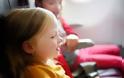 Ταξίδι με αεροπλάνο και παιδιά: Πώς θα τα κρατήσετε απασχολημένα
