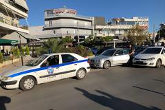 Γλυφάδα: Μαχαίρωσε αστυνομικό και επιχείρησε να «πατήσει» κι άλλους για μια κλήση