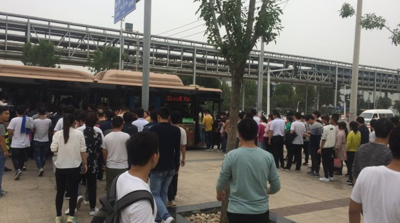 Μαθητές δουλεύουν 11ωρα στην Κίνα για τη συναρμολόγηση του iPhone X της Apple! - Φωτογραφία 1