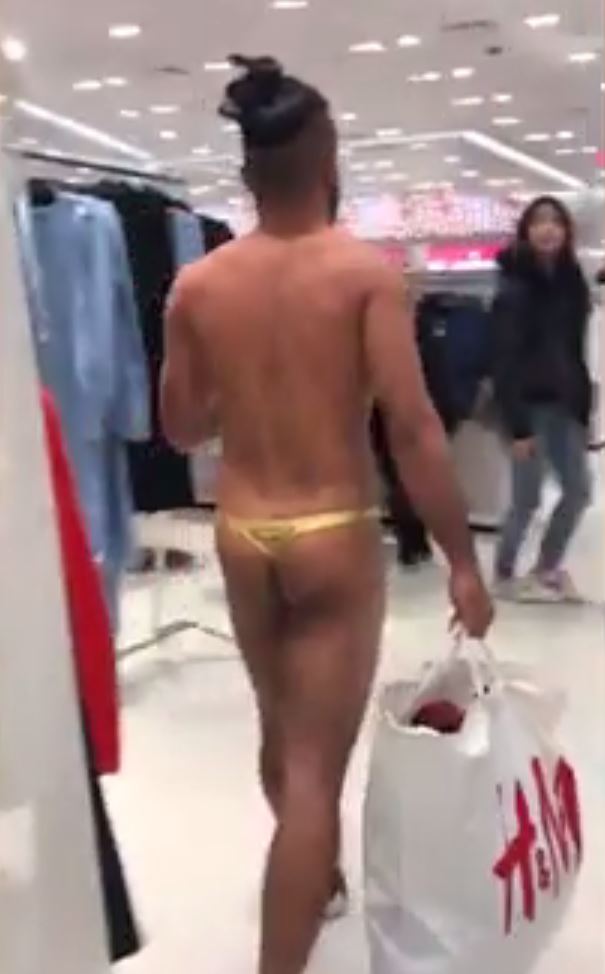 Ανδρας πήγε για ψώνια στην Times Square φορώντας μόνο ένα... χρυσό στρινγκ - Φωτογραφία 3