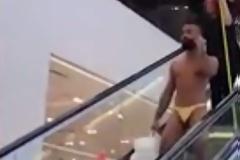 Ανδρας πήγε για ψώνια στην Times Square φορώντας μόνο ένα... χρυσό στρινγκ