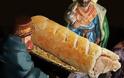 Βρετανικοί φούρνοι «αντικατέστησαν» τον Ιησού Χριστό με μια ... λουκανικόπιτα