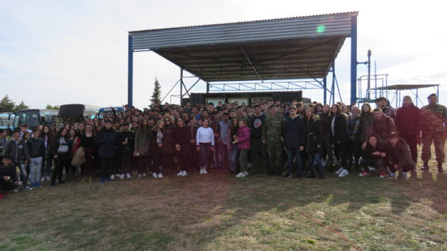 Δ'ΣΣ: Mαθητές στο Πετροχώρι είδαν βολές και ξεναγήθηκαν την ημέρα των ΕΔ - Φωτογραφία 1