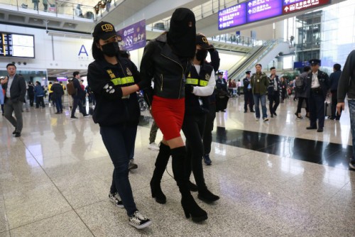 19χρονο μοντέλο από την Ελλάδα συνελήφθη με κοκαΐνη 300.000 δολαρίων στο αεροδρόμιο του Χονγκ Κονγκ - Φωτογραφία 3
