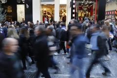 Πότε ξεκινά το εορταστικό ωράριο και ποιες Κυριακές θα είναι ανοικτά τα καταστήματα;