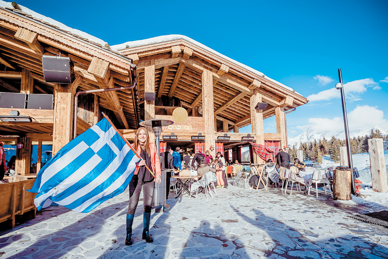 Κουρσεβέλ Θα το κάνουν Μύκονο: Με αεροπλάνα, έλκηθρα και άμαξες οι Έλληνες στη συναυλία του Ρέμου - Φωτογραφία 5