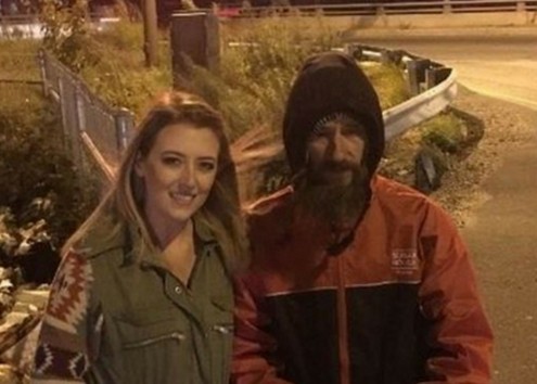 Μάθημα ανθρωπιάς από έναν άστεγο: Έδωσε τα τελευταία του χρήματα για να βοηθήσει μία άγνωστη - Φωτογραφία 1