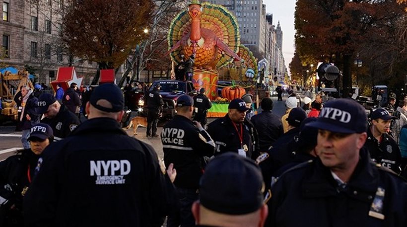 Χιλιάδες αστυνομικοί στους δρόμους της Νέας Υόρκης για την Ημέρα των Ευχαριστιών - Φωτογραφία 1