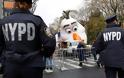 Χιλιάδες αστυνομικοί στους δρόμους της Νέας Υόρκης για την Ημέρα των Ευχαριστιών - Φωτογραφία 2