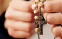 Αυστρία: Παρέσυρε και σκότωσε τροχονόμο επειδή έψαχνε το ροζάριό του για να προσευχηθεί!
