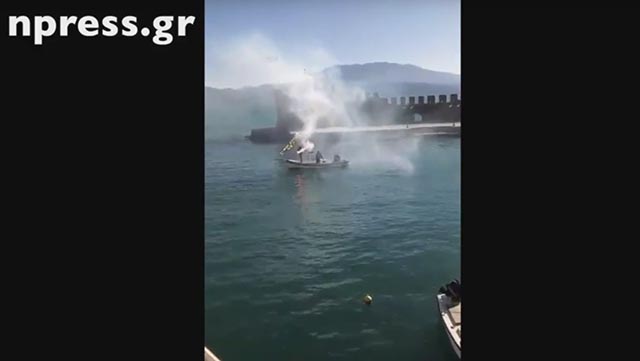 Ναύπακτος: Το συγκινητικό αντίο στον Παλιάτσα με την βάρκα του να τον αποχαιρετάει στο λιμάνι (video) - Φωτογραφία 1