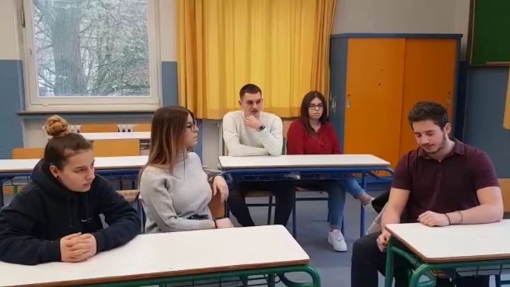 Συγκλονίζει το βίντεο των Ελλήνων μαθητών στη Γερμανία: Κλείνουν τα σχολεία μας - Φωτογραφία 1