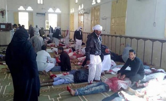 Μακελειό σε τζαμί στο Σινά: 184 νεκροί, 80 τραυματίες από ισλαμιστές τρομοκράτες - Γάζωναν όποιον έβρισκαν μπροστά τους - Φωτογραφία 1