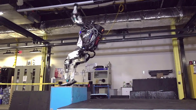 Ρομπότ επιδεικνύει τις επιδόσεις του στο παρκούρ![vid] - Φωτογραφία 1