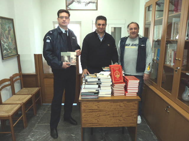 Δωρεά βιβλίων στη Δημόσια Βιβλιοθήκη Μουζακίου από τον ΙΡΑ Καρδίτσας - Φωτογραφία 1