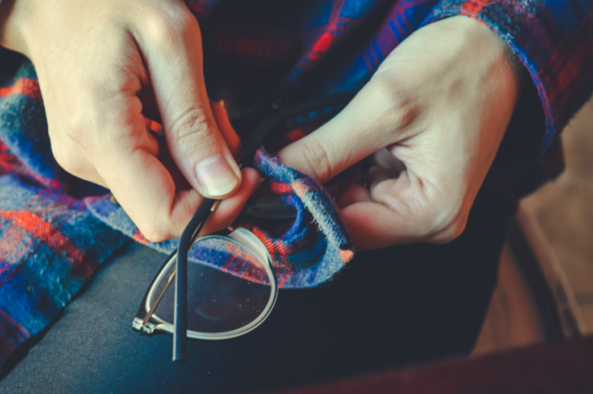 4 απίστευτοι τρόποι να διώξετε τις γρατζουνιές από τα γυαλιά σας! - Φωτογραφία 1