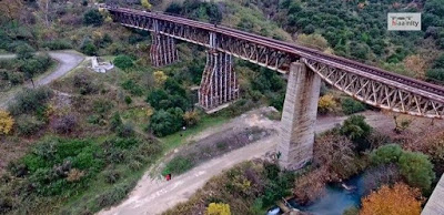 Γοργοπόταμος 75 χρόνια μετά: Πτήση πάνω από το ιστορικό πεδίο Αντίστασης - Φωτογραφία 1