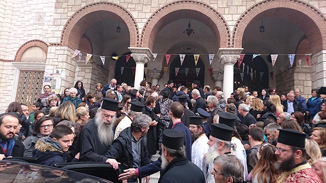 Πλήθος πιστών στην αποχώρηση της Τίμιας Ζώνης της Θεοτόκου από το Αγρίνιο (φωτο) - Φωτογραφία 1