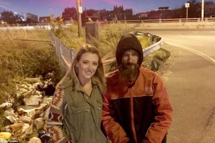 Άστεγος χάρισε τα τελευταία του 20 δολάρια και εκείνη του επέστρεψε… 239.000! - Φωτογραφία 1