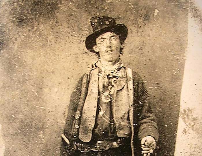 Βρέθηκε σπάνια φωτογραφία του Billy The Kid όπου ποζάρει με τον «μελλοντικό» δολοφόνο του - Φωτογραφία 3