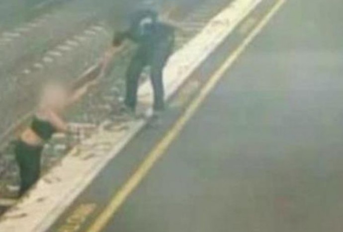 Συγκλονιστικό βιντεο από τη δραματική διάσωση γυναίκας που έπεσε στις γραμμές του τρένου - Φωτογραφία 1