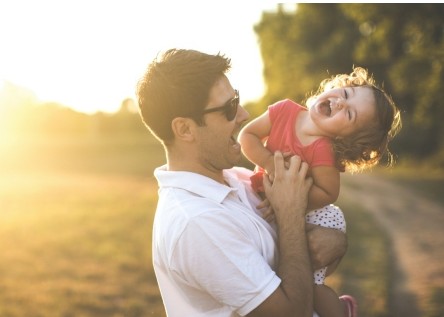 Τα 5 σημάδια που δείχνουν ότι ο σύντροφός σας θα γίνει τέλειος μπαμπάς - Φωτογραφία 1
