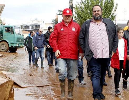 Ο Βαγγέλης Μαρινάκης επισκέφτηκε τους πλημμυροπαθείς στη Μάνδρα [video] - Φωτογραφία 1