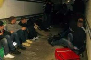 Αλβανοί λαθρεπιβάτες σε κρύπτη φορτηγού ποζάρουν σχηματίζοντας το σήμα της Μεγάλης Αλβανίας  (φωτό) - Φωτογραφία 4