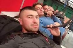 Αλβανοί λαθρεπιβάτες σε κρύπτη φορτηγού ποζάρουν σχηματίζοντας το σήμα της Μεγάλης Αλβανίας  (φωτό)