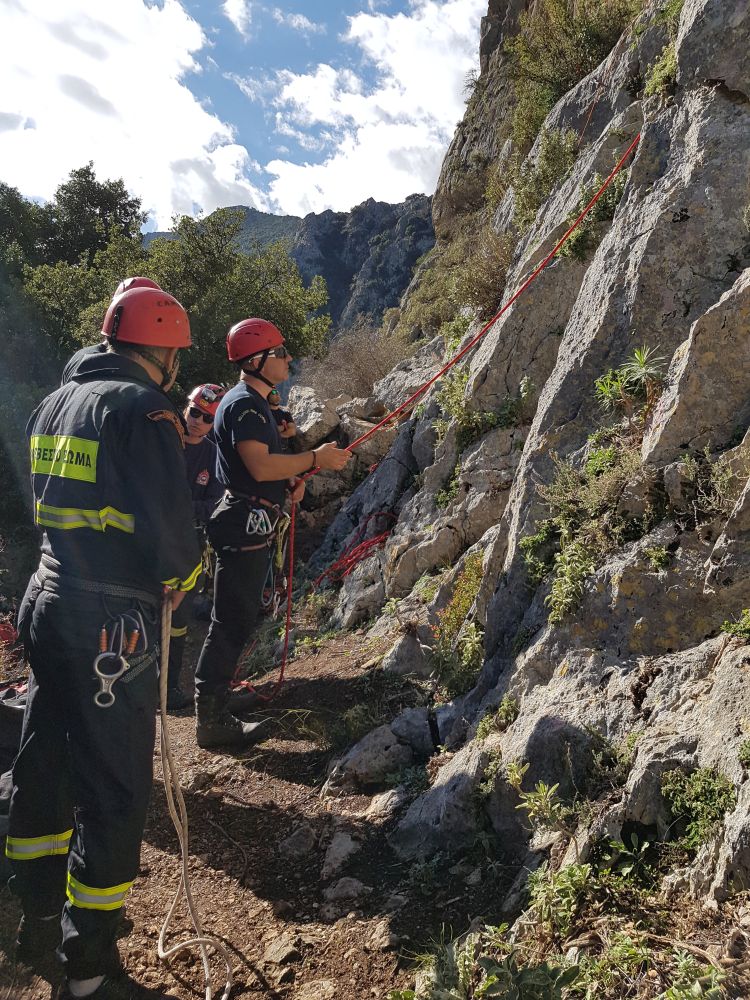 7η ΕΜΑΚ: Επικίνδυνη αναρρίχηση και διάσωση από βράχο [photo+video] - Φωτογραφία 7