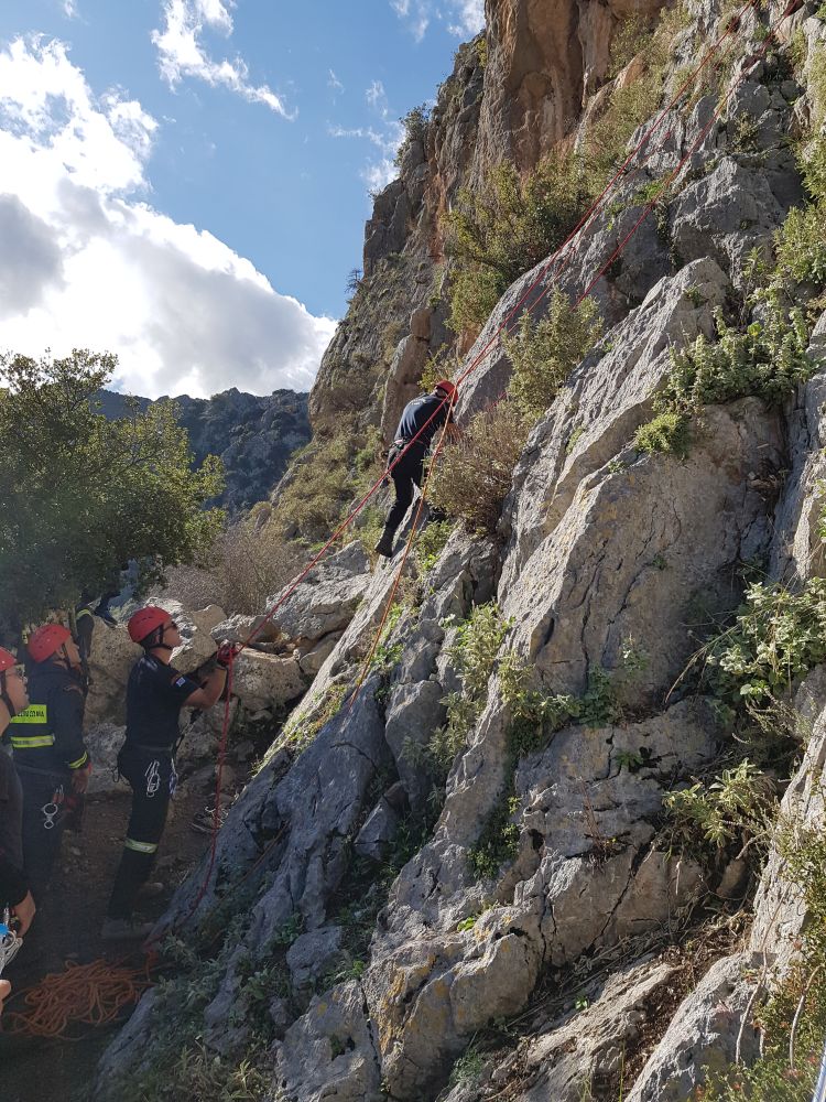 7η ΕΜΑΚ: Επικίνδυνη αναρρίχηση και διάσωση από βράχο [photo+video] - Φωτογραφία 9