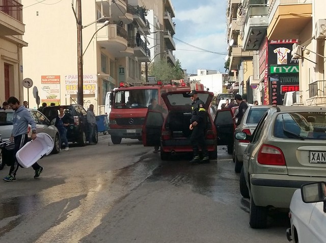 Χαλκίδα: Αναστάτωση στην οδό Σιώκου! Αυτοκίνητο τυλίχθηκε στις φλόγες! (ΦΩΤΟ) - Φωτογραφία 1