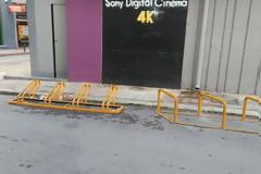 Μετά το δημοσίευμα του EviaZoom.gr: Ο Δήμος Χαλκιδέων μάζεψε τα μπάζα έξω από τον Κινηματογράφο ΜΑΓΙΑ (ΦΩΤΟ)