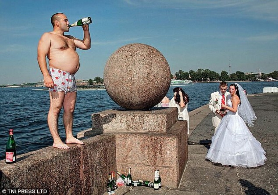 Οι φωτογραφίες γάμου των Ρώσων τα... σπάνε - Φωτογραφία 1