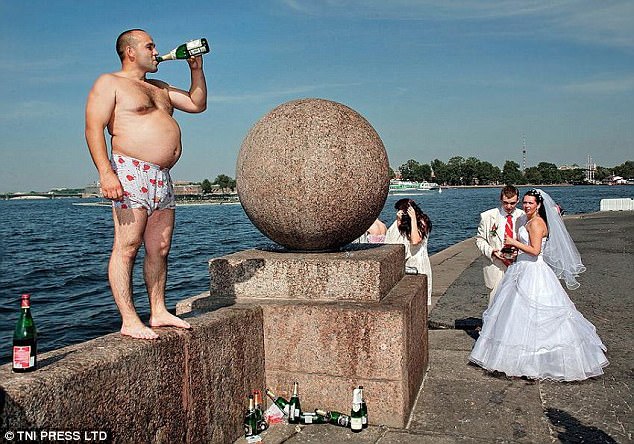 Οι φωτογραφίες γάμου των Ρώσων τα... σπάνε - Φωτογραφία 10