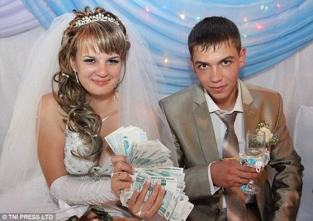 Οι φωτογραφίες γάμου των Ρώσων τα... σπάνε - Φωτογραφία 2