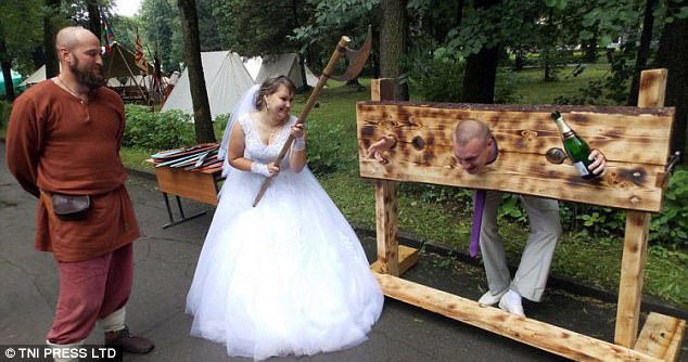 Οι φωτογραφίες γάμου των Ρώσων τα... σπάνε - Φωτογραφία 4