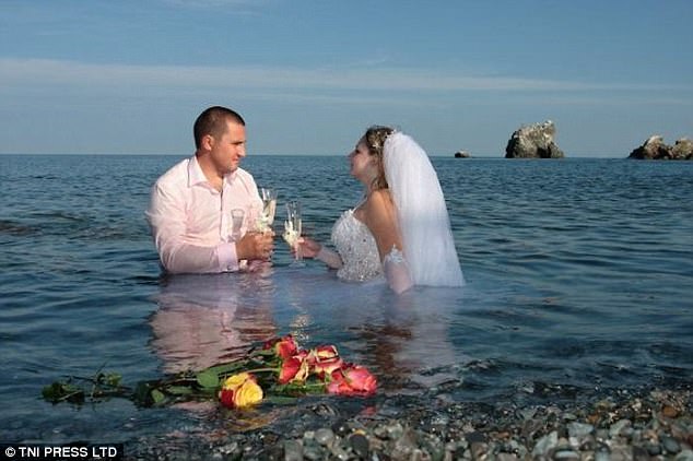 Οι φωτογραφίες γάμου των Ρώσων τα... σπάνε - Φωτογραφία 9