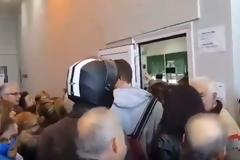 Πάτρα: Eνταση και σπρωξίματα στις ουρές στα ΚΕΠ για το κοινωνικό μέρισμα