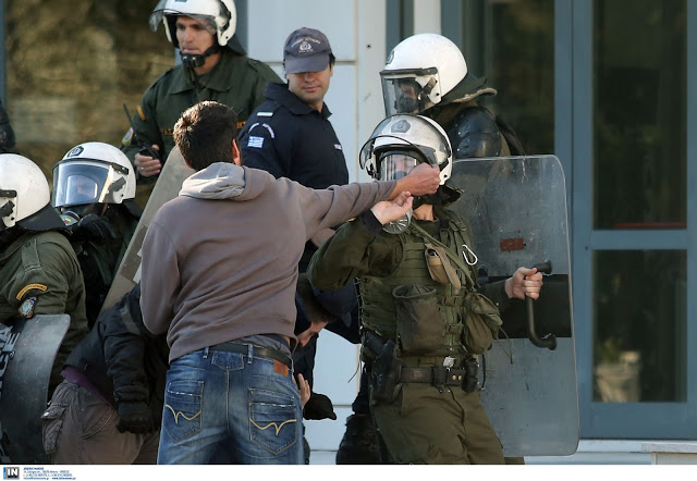 Ένταση και επεισόδια ανάμεσα σε φοιτητές και αστυνομικούς στο υπουργείο Παιδείας - Τα ΜΑΤ έριξαν χημικά! (ΦΩΤΟ & ΒΙΝΤΕΟ) - Φωτογραφία 2